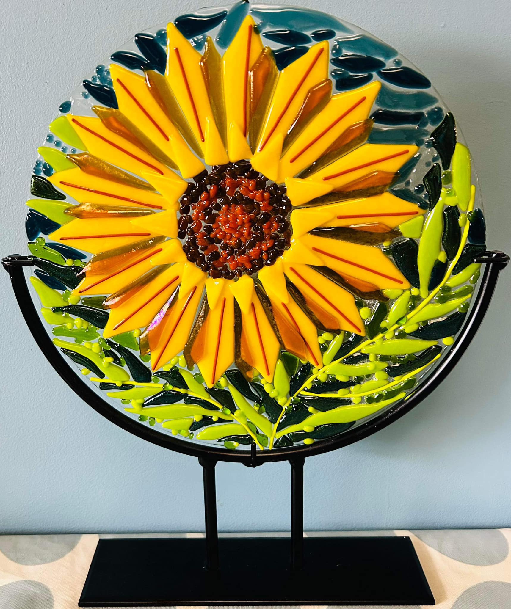 Kit: 27 cm Sunflower Circle in Windowsill Stand £75