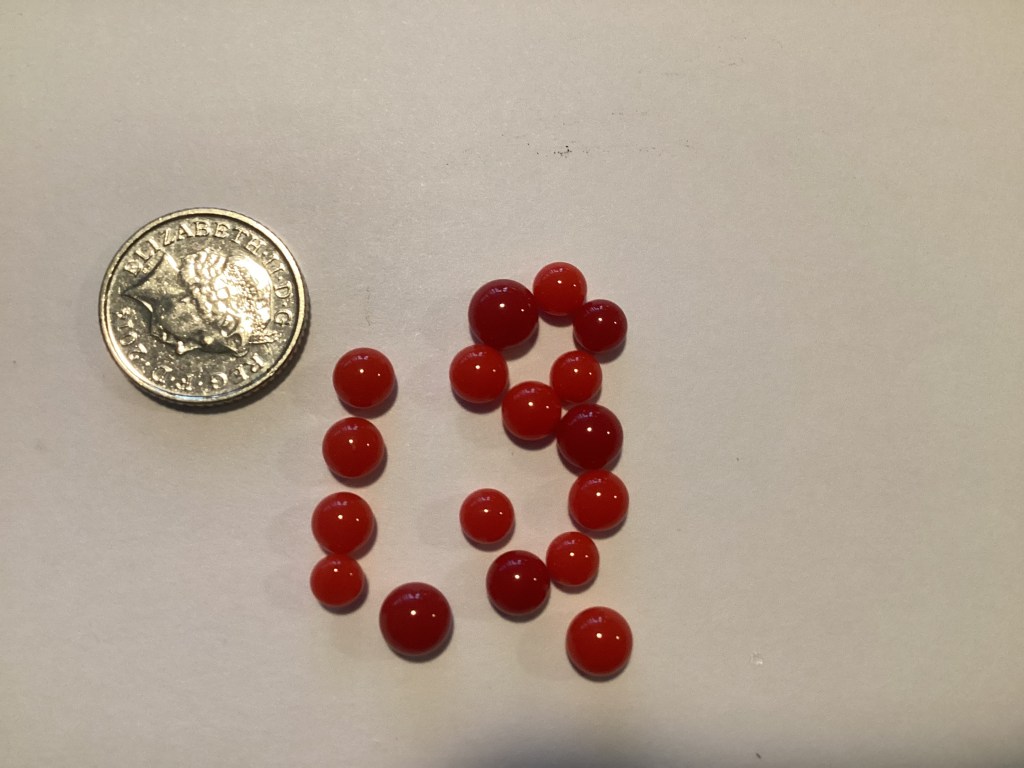 Coe 90 - Teeny opaque red- max 6mm - 17 cabochon